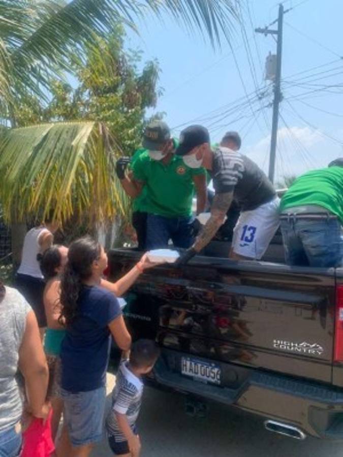 Volpi y Espíndola reparten comida a los más necesitados en medio del coronavirus