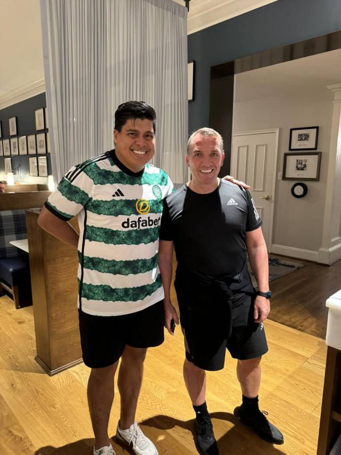 Amado Guevara sorprende a Luis Palma y Brendan Rodgers en la concentración del Celtic tras vencer al Manchester City