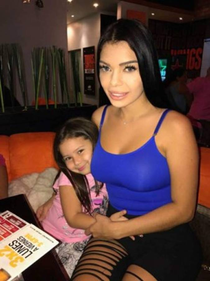 Ronaldinho y la sensual modelo tica que lo acompañó en una fiesta