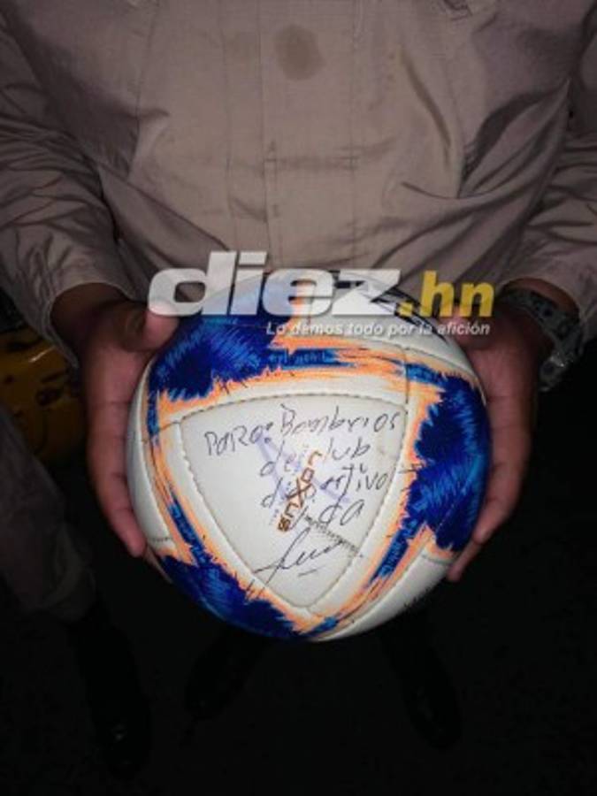 No viste en TV: ¿Quién es la chica del estadio Ceibeño? El homenaje a Maradona y Garrido en la grada