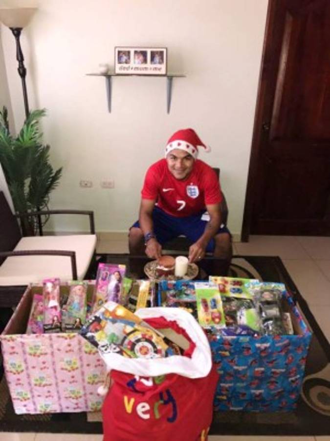 El futbolista Mario Martínez se viste de Santa y regala juguetes a niños