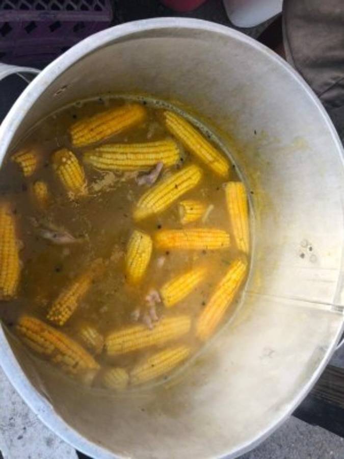 ¡Pollo asado y sopas! El ambiente en afueras del Independence Park previo al Jamaica-Honduras