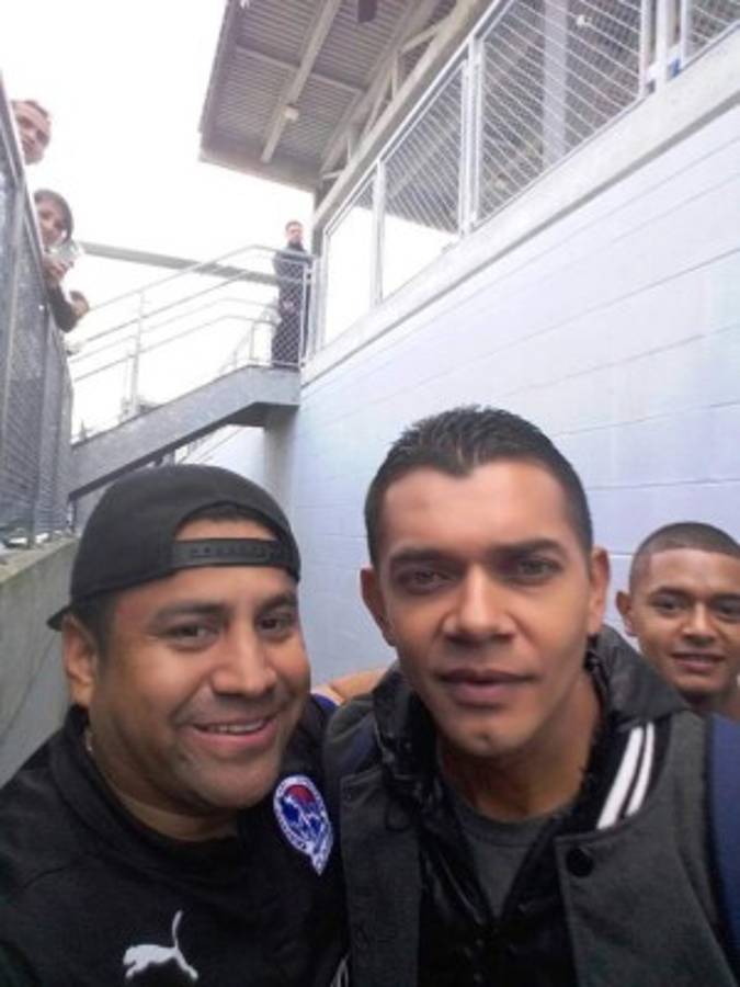 Aficionados hondureños y sus fotos con las leyendas de la Selección Nacional en Nueva Jersey