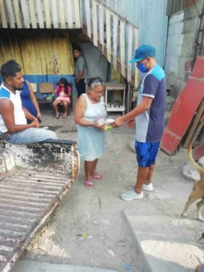 Lección de vida: Jugador hondureño de Liga de Ascenso regala comida en crisis del coronavirus