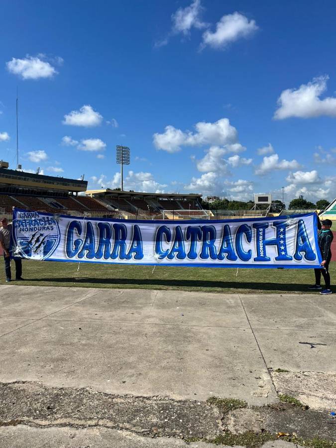 ¡Presencia catracha! Las imágenes del ambiente en el estadio Olímpico Félix Sánchez para el duelo entre Cuba y Honduras