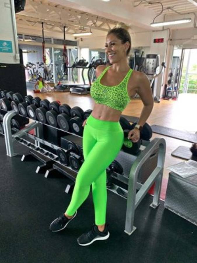 Docente y enfermera: La sexi rubia novia de Hernán Medford que eclipsó el Olímpico