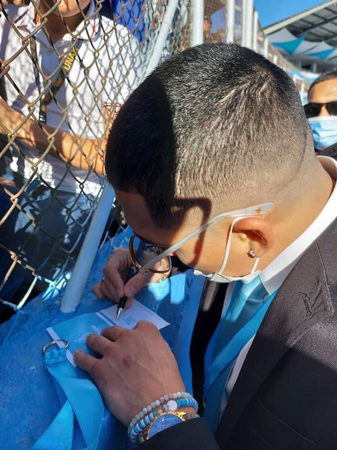 Firmando autógrafos y haciendo selfies: Así llegaron Teófimo López y otros deportistas a la toma de posesión de Xiomara Castro