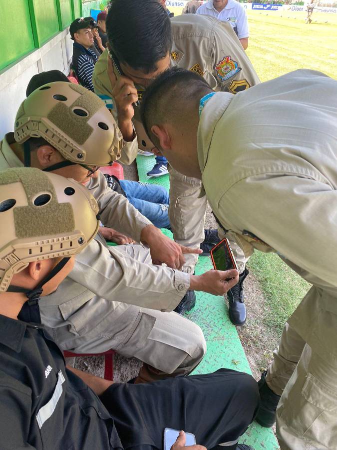 El ambiente en el Yankel: Jugadores y aficionados pegados al celular por el Manchester City-Real Madrid