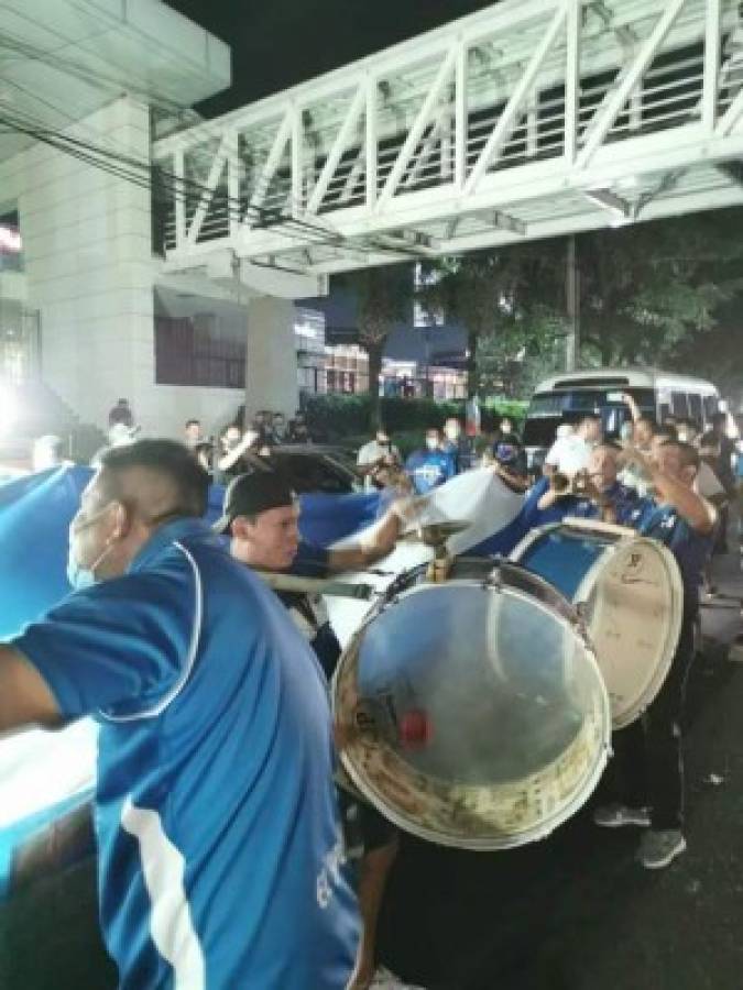 Esto es Concacaf: Salvadoreños le llevan 'serenata' a la selección de México y los insultan