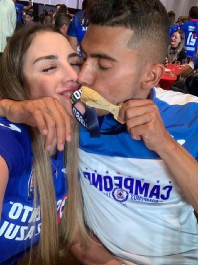 Beso a la Copa y para ellas: las chicas que enamoraron en la celebración de Cruz Azul y un invitado inesperado