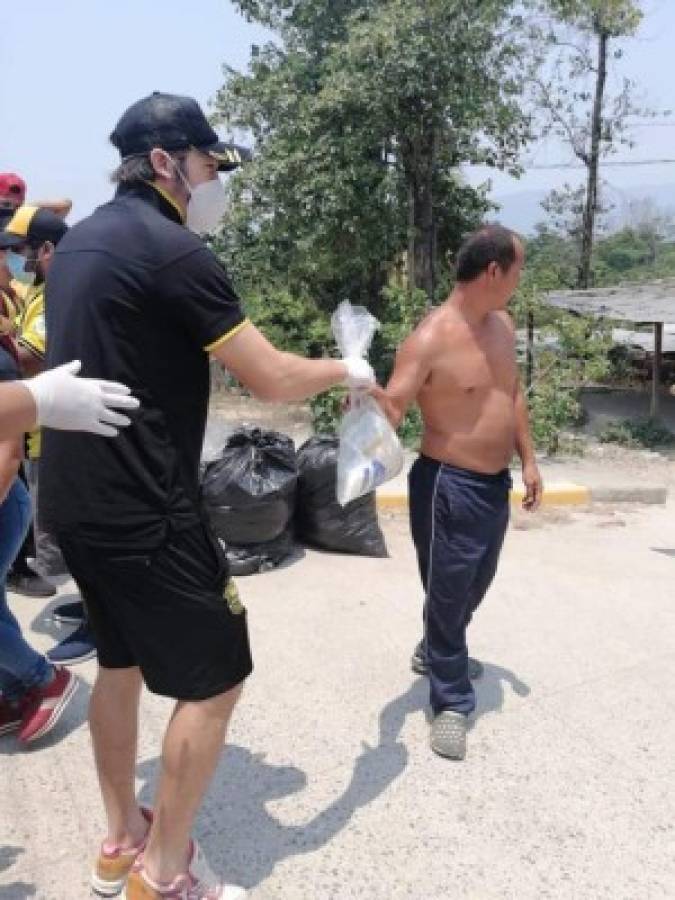 Uruguayos del Real España y Mega Barra visitan bordo para entregar víveres y ropa