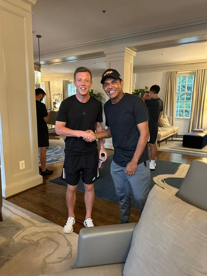 Amado Guevara sorprende a Luis Palma y Brendan Rodgers en la concentración del Celtic tras vencer al Manchester City