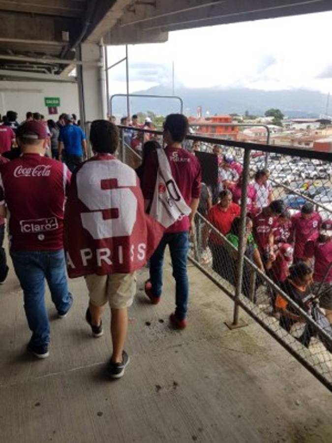 FOTOS: Así evacuaron los miles de aficionados del Saprissa tras la amenaza de bomba
