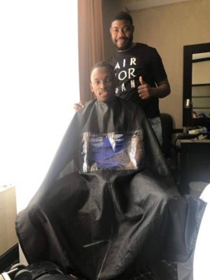 Primo del 'Choco' Lozano es el barbero de la Selección Nacional de Honduras