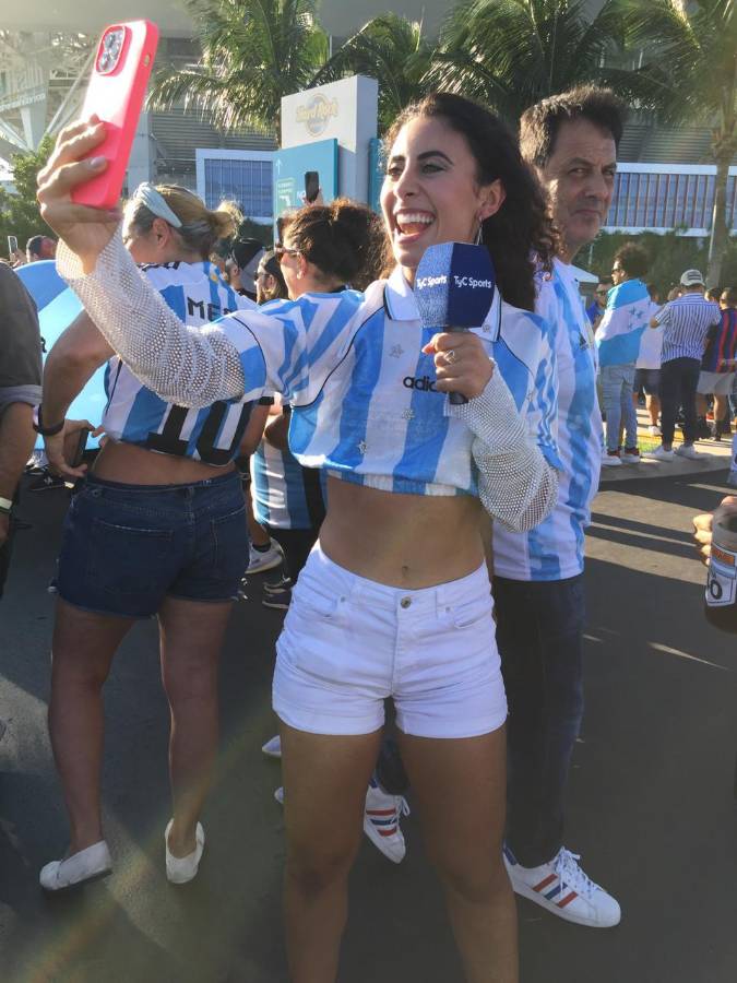 ¡Un espectáculo! La deslumbrante pasarela en el Argentina-Honduras: derroche de belleza en el Hard Rock de Miami