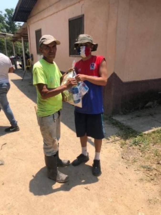 ¡Ejemplar! Barras de Olimpia y Marathón ayudan a personas dándoles comida