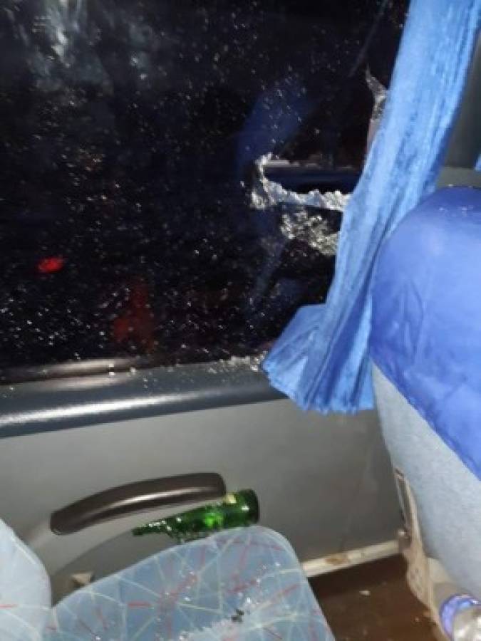 ¡Repudiable! Las imágenes del ataque del autobús del Motagua por aficionados de Olimpia
