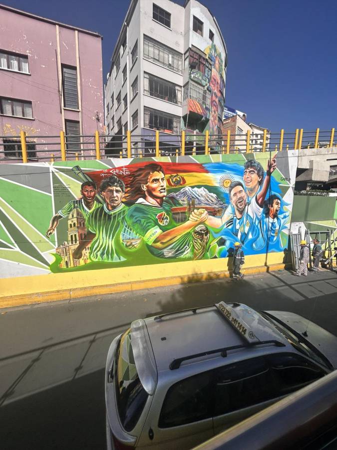 El enorme gesto de Messi en su llegada a La Paz, jugadores con tubos de oxígeno y la bronca que se armó en Bolivia