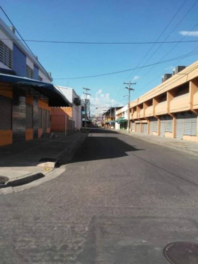¡Calles solitarias y vallas! Así luce San Pedro Sula durante toque de queda absoluto