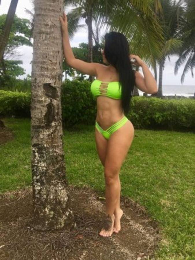 Jacqueline Segura, la hermosa 'moradita' que engalana el Ricardo Saprissa