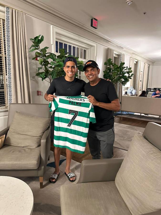 Amado Guevara sorprende a Luis Palma y Brendan Rodgers en la concentración del Celtic tras vencer al Manchester City