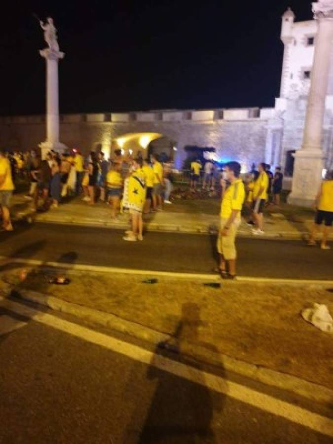 ¡En fotos! Disco de playa, aglomeraciones y caravana para celebrar ascenso del Cádiz