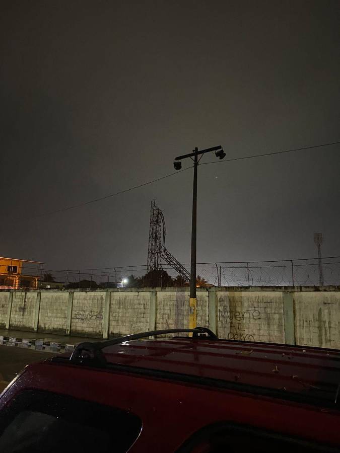 FOTOS: Estadio Excélsior pierde una de sus torres de iluminación y se confirma el tiempo que estará sin alumbrado