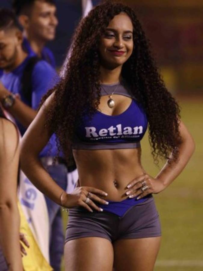 FOTOS: La colocha que paralizó el Olímpico con un atuendo demasiado ajustado