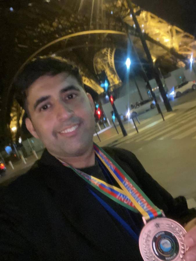 La travesía de un barbero que se fue en bicicleta hasta la casa de Messi en París: la actitud de Antonela Roccuzzo y el regalo que le dejó al crack argentino