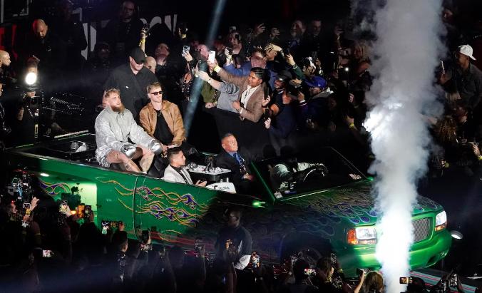 Así fue el triste regreso de Mike Tyson al boxeo: molido a golpes por Jake Paul y el gesto de su rival antes de terminar la pelea