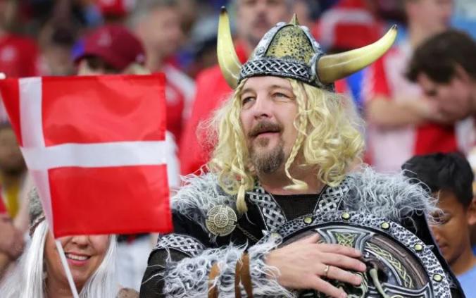 ¡Fiesta total! La majestuosa celebración está en las gradas y al propio estilo de las coloridas Australia y Dinamarca