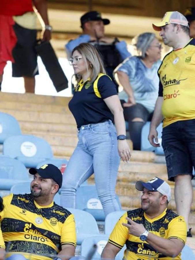 NO SE VIO EN TV: Feo gesto de Moya a Troglio, la modelo que reapareció y lo insólito que pasó en el Real España - Olimpia