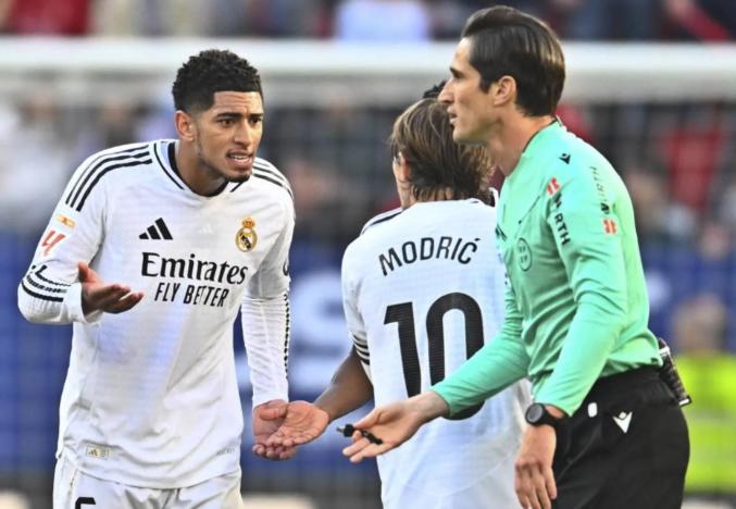 Sigue la polémica: el árbitro que expulsó a Bellingham tiene un mural de Messi con el Barcelona en el jardín de su mansión