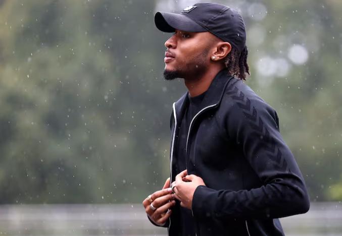 Misterio en Francia: el jugador que llegó encapuchado a la concentración y así se presentó Koundé