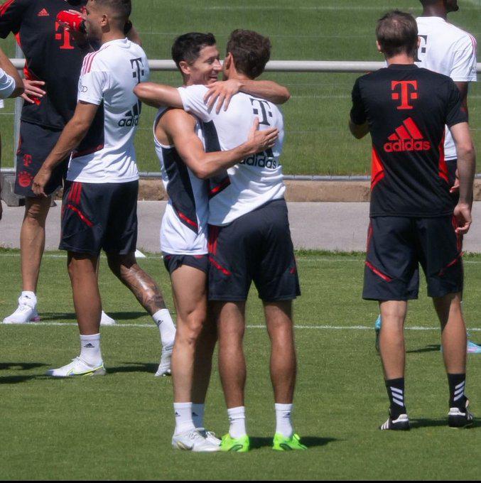 Así fue la despedida de Lewandowski del Bayern Munich: Emotivo abrazo con Müller y la reacción de la afición