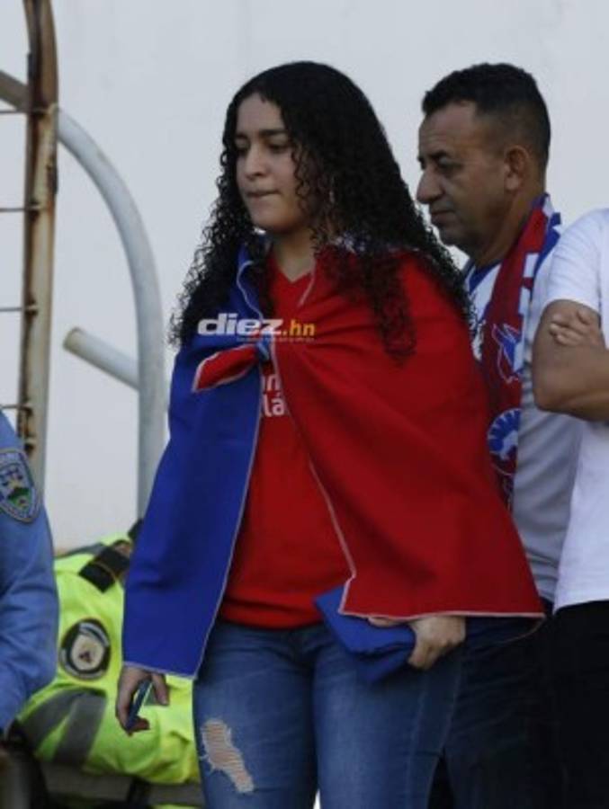 ¡Qué lindo clásico! Cecilia Landa, novia de Deiby Flores, acapara las miradas en el Olímpico