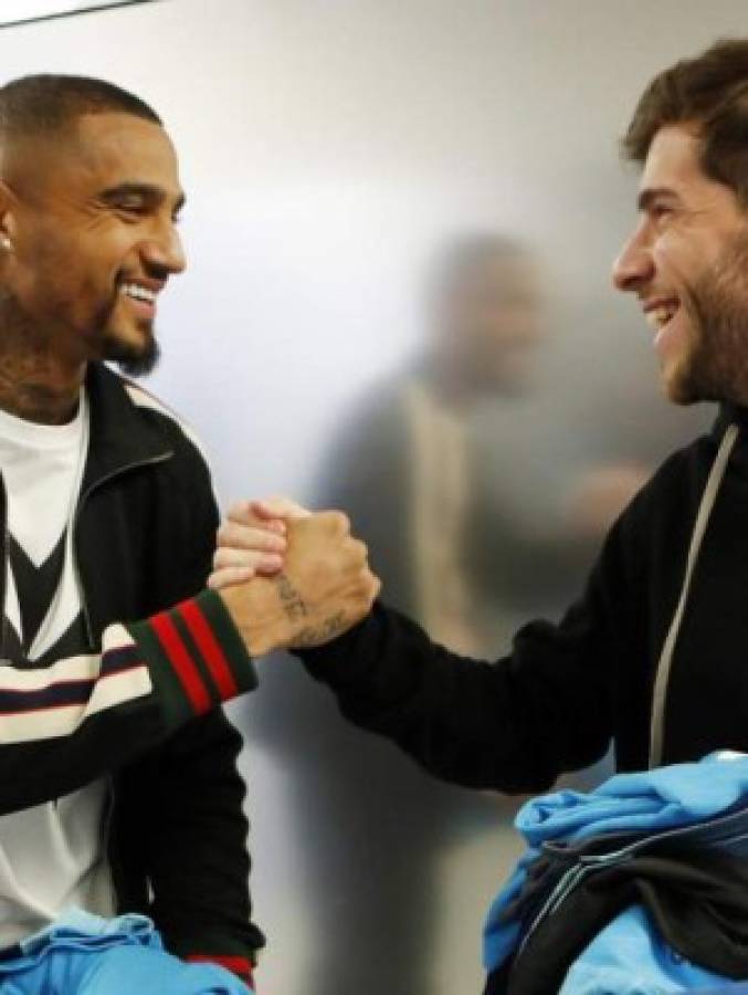 ¡Nuevo amigo! Así recibieron a Kevin Prince Boateng en su primer entrenamiento con el Barcelona