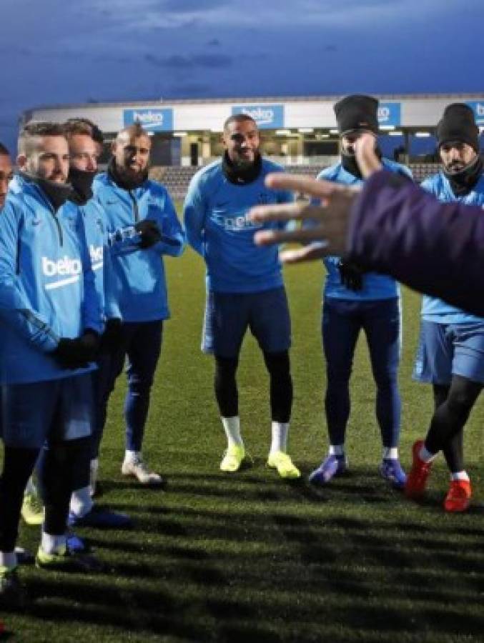 ¡Nuevo amigo! Así recibieron a Kevin Prince Boateng en su primer entrenamiento con el Barcelona