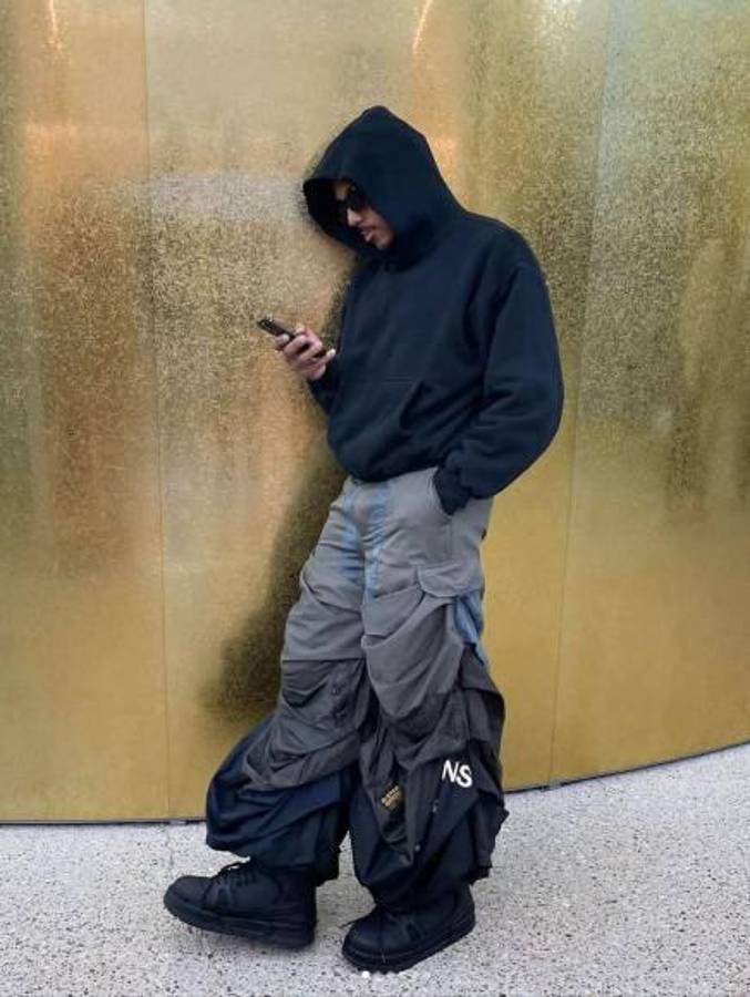 Jules Koundé causa revuelo: así son todos los excéntricos looks del futbolista de Barcelona que siempre está a la moda