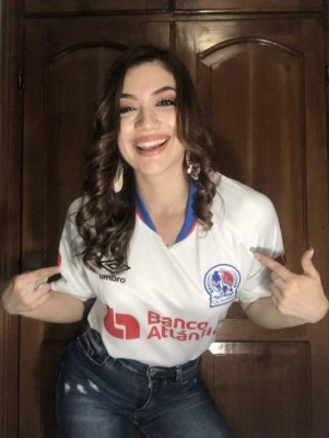 FOTOS: Así es Astrid Erazo, la fanática número uno del Olimpia y una belleza de la televisión