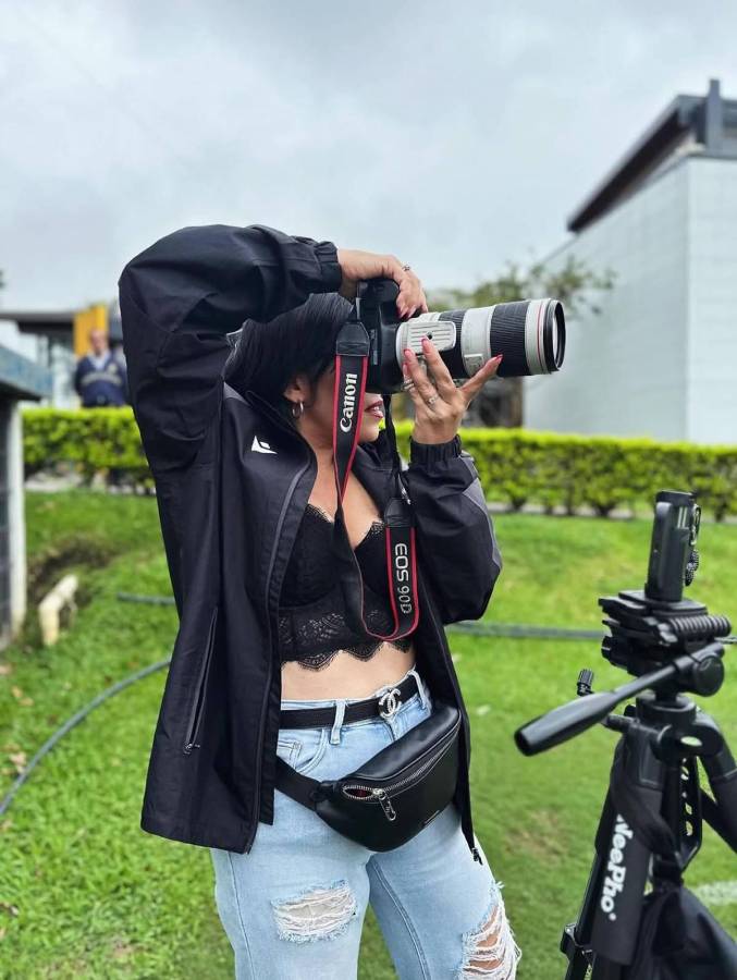 Así es la bella periodista que fue atacada verbalmente por el Fantasma y se defendió