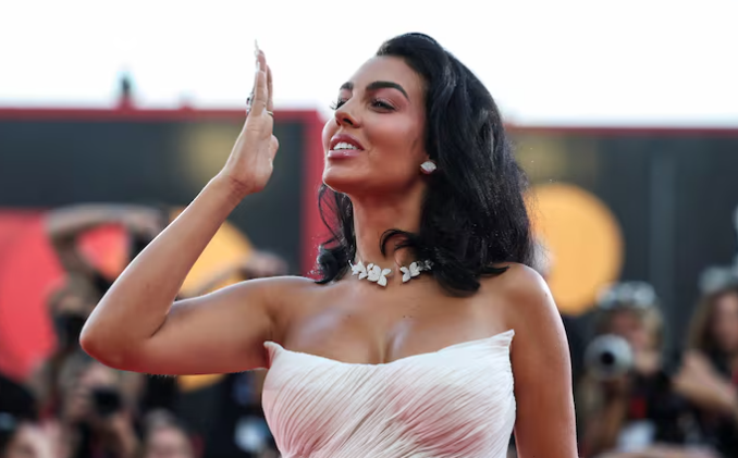 Georgina Rodríguez cambió de look y arrasa en la alfombra roja del Festival de Venecia: “La mujer del año”