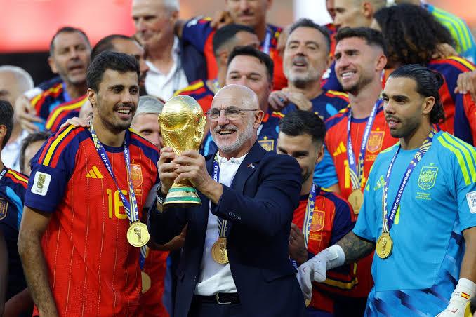 Giro inesperado de Vozinha y locura del PSG; sorpresa con Guardiola tras el Mundial