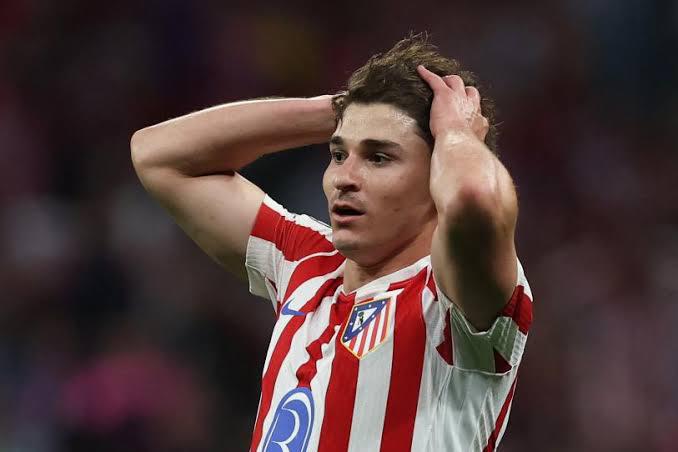 Fuera: los carteles que aparecieron en la sede del Atlético contra Julián