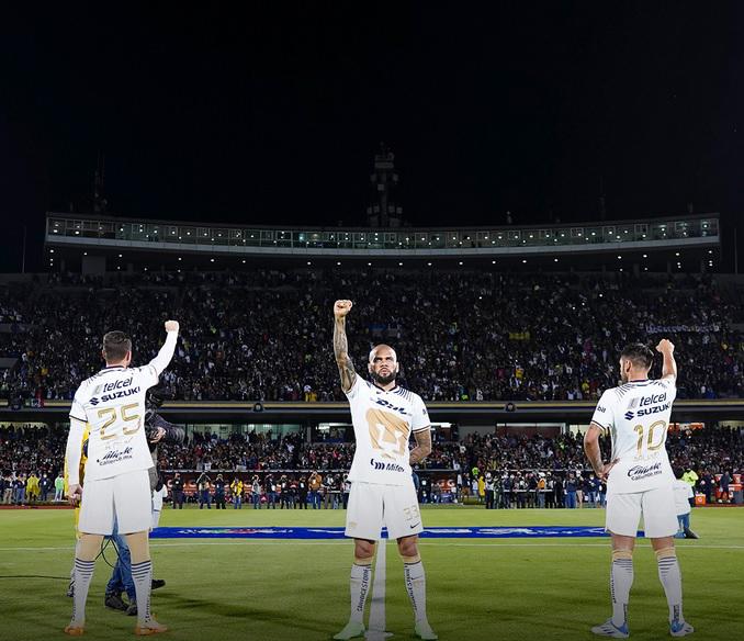 Así fue el debut de Dani Alves con los Pumas en la Liga MX: Su primer “Goya”, estadio lleno y asistencia de gol