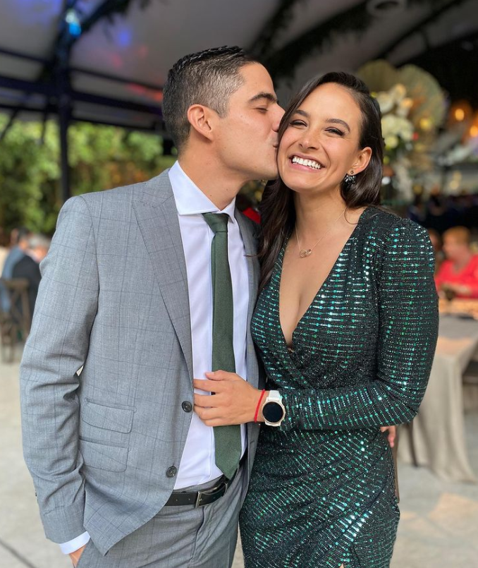 Narrador de TUDN revela cómo conquistó a la preciosa Gina Holguín: ‘‘Ella es mayor seis años, pero desde que la vi fue mi crush’’