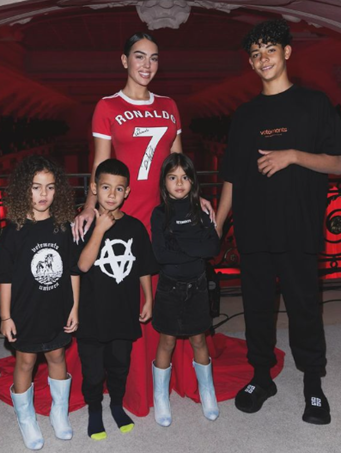 Georgina Rodríguez sorprendió en París con su atuendo: le rinde homenaje a Cristiano Ronaldo y la declaración de amor