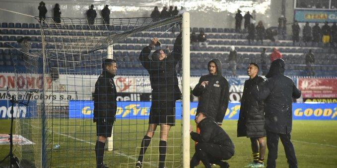 Sucedió en la liga donde juegan hondureños: Se suspende partido porque la portería era centímetros más baja (FOTOS)