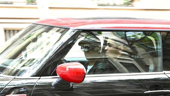 El polémico gesto de Dani Alves con un policía que causó indignación: “Ponemos alfombra roja como si fuera un héroe”