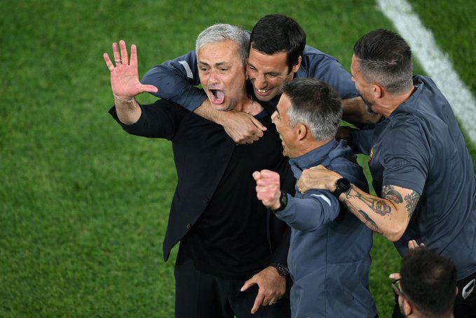 Las lágrimas de Mourinho tras ganar la Conference League con la Roma y el gesto con el que afirma que es el mejor del mundo